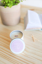 Carregar imagem no visualizador da galeria, A Basket Full of Flowers Candle