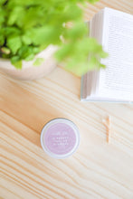 Carregar imagem no visualizador da galeria, A Basket Full of Flowers Candle