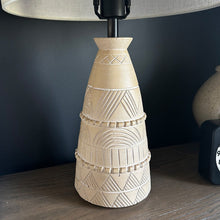 Carregar imagem no visualizador da galeria, Intricate Beige Bedside Table Lamp