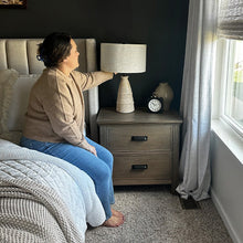 Carregar imagem no visualizador da galeria, Intricate Beige Bedside Table Lamp