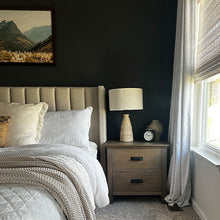 Carregar imagem no visualizador da galeria, Intricate Beige Bedside Table Lamp