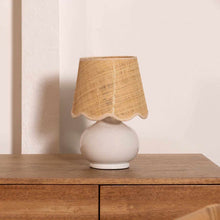 Carregar imagem no visualizador da galeria, Theisseil Beige Table Lamp