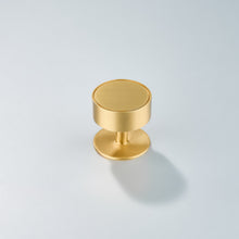 Cargar imagen en el visor de la galería, Gateau, Solid Brass Knobs