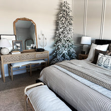 Carregar imagem no visualizador da galeria, Antique Inspired Ornate Gold Mirror