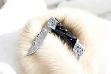 Carregar imagem no visualizador da galeria, Custom Handmade Damascus Pocket Knife with Buffalo Horn Handle