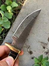 Cargar imagen en el visor de la galería, Custom Handmade Damascus Hunting Knife – Epoxy Resin Handle