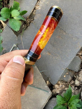 Cargar imagen en el visor de la galería, Custom Handmade Damascus Hunting Knife – Epoxy Resin Handle