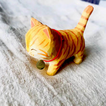 Carregar imagem no visualizador da galeria, Hand-Carved Cat Figurines