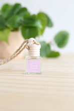 Carregar imagem no visualizador da galeria, A Basket Full of Flowers Car Diffuser
