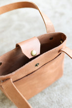 Carregar imagem no visualizador da galeria, Atlas Mini Crossbody Tote
