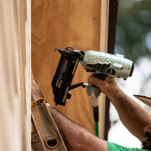 Carregar imagem no visualizador da galeria, Metabo HPT NT65M2SM 2-1/2 In. 16 Gauge Finish Nailer (with Air Duster)
