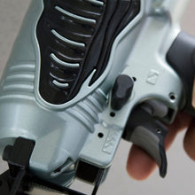 Carregar imagem no visualizador da galeria, Metabo HPT NT65M2SM 2-1/2 In. 16 Gauge Finish Nailer (with Air Duster)
