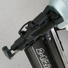 Carregar imagem no visualizador da galeria, Metabo HPT NT65M2SM 2-1/2 In. 16 Gauge Finish Nailer (with Air Duster)
