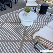 Carregar imagem no visualizador da galeria, Anah Cream Outdoor Rug
