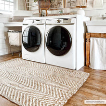 Carregar imagem no visualizador da galeria, Aren Area Rug - Clearance
