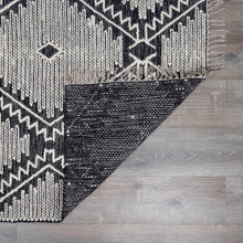 Carregar imagem no visualizador da galeria, Brownhills Cream&amp;Black Trellis Cotton Area Rug
