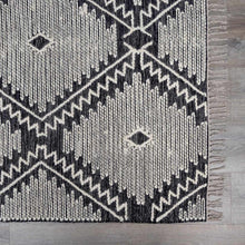 Carregar imagem no visualizador da galeria, Brownhills Cream&amp;Black Trellis Cotton Area Rug
