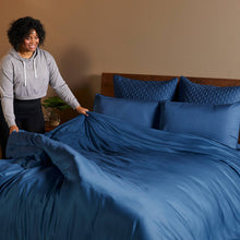 Carregar imagem no visualizador da galeria, Bamboo Duvet Cover with Shams 3 Piece Set - Indigo

