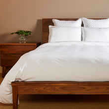 Carregar imagem no visualizador da galeria, Bamboo Duvet Cover Set with Shams - White
