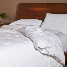 Carregar imagem no visualizador da galeria, Bamboo Duvet Cover Set with Shams - White
