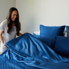 Load image into Gallery viewer, Bamboo Bed Sheet Set - Indigo
