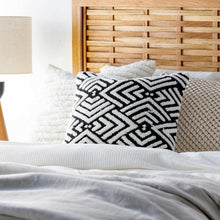 Carregar imagem no visualizador da galeria, Calomboyan Throw Pillow
