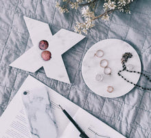 Carregar imagem no visualizador da galeria, Bianco Carrara White Marble 5&quot;x5&quot; Coasters Semi-polished set of 4

