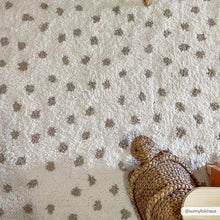 Cargar imagen en el visor de la galería, Chaia Dotted Cream &amp; Gray Plush Rug
