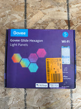 Carregar imagem no visualizador da galeria, Govee Glide Hexagon Smart Color Changing Plug-In Wi-Fi Enabled Integrated LED Light Panels (5-Piece)
