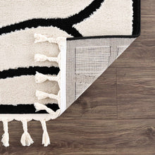 Carregar imagem no visualizador da galeria, Azana Black &amp; White Area Rug
