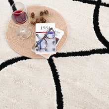 Carregar imagem no visualizador da galeria, Azana Black &amp; White Area Rug
