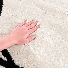 Carregar imagem no visualizador da galeria, Azana Black &amp; White Area Rug
