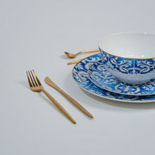 Carregar imagem no visualizador da galeria, Ozarke&#39;s Blue And White With Gold Rim Plates Set
