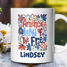 Carregar imagem no visualizador da galeria, America Land of the Free Personalized Mug, Retro Floral Independence Day Gift with Custom Name
