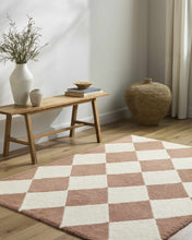 Carregar imagem no visualizador da galeria, Almeda Diamond Washable Wool Rug
