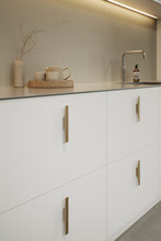 Carregar imagem no visualizador da galeria, Brushed Bronze &quot;Facet&quot; Drawer Pulls
