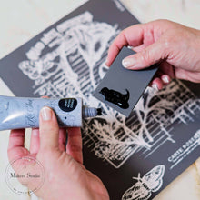 Cargar imagen en el visor de la galería, Flower Invoice - Mesh Stencil 8.5x11
