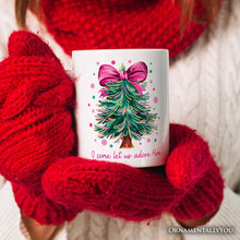Carregar imagem no visualizador da galeria, Glitter Christmas Tree Coquette Bow Personalized Mug, O Come Let Us Adore Him Holiday Gift with Custom Name

