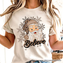Cargar imagen en el visor de la galería, Believe Santa Cheetah Leopard T‑Shirt, Retro Christmas Tee
