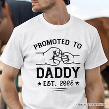 Carregar imagem no visualizador da galeria, Promoted to Daddy Est. 2025 T-Shirt, Black and White New Dad Pregnancy Announcement Tee
