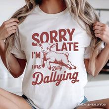 Carregar imagem no visualizador da galeria, Sorry I&#39;m Late Funny Lamb T-Shirt, Retro Dilly Dallying White and Natural Tee for Quirky Women
