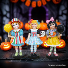 Carregar imagem no visualizador da galeria, Spooky Victorian Masquerade Girl Trio, 6" Trick or Treat Clown Figurines and Hauntingly Elegant Halloween Decor
