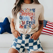 Carregar imagem no visualizador da galeria, America Land of the Free T-Shirt, Retro Floral Independence Day Tee
