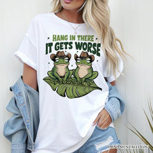 Carregar imagem no visualizador da galeria, Hang In There It Gets Worse T-Shirt, White and Natural Funny Frog Tee with Dark Millennial Humor
