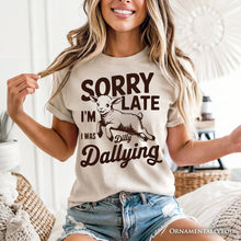 Carregar imagem no visualizador da galeria, Sorry I&#39;m Late Funny Lamb T-Shirt, Retro Dilly Dallying White and Natural Tee for Quirky Women
