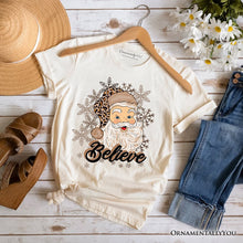 Cargar imagen en el visor de la galería, Believe Santa Cheetah Leopard T‑Shirt, Retro Christmas Tee
