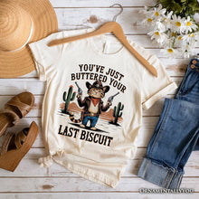 Carregar imagem no visualizador da galeria, You&#39;ve Just Buttered Your Last Biscuit T-Shirt, Cute Cowboy Cat Western Retro White and Natural Tee for Country Style Lovers
