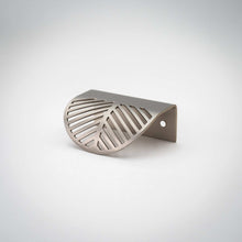 Cargar imagen en el visor de la galería, Frond, Solid Brass Edge Pulls
