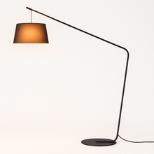 Carregar imagem no visualizador da galeria, Gamela Floor Lamp
