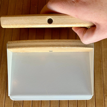 Carregar imagem no visualizador da galeria, Bamboo Dust Pan With Brush
